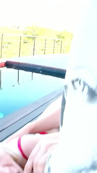 Rubia Venus Lova es follada por la mejor amiga en la piscina