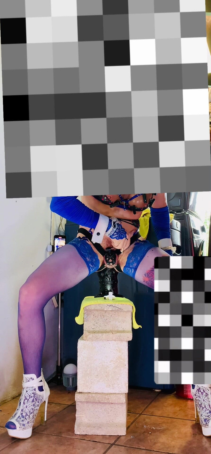 Benito414: Shemale miang dengan tetek silikon besar dikongkek dalam pantat di...