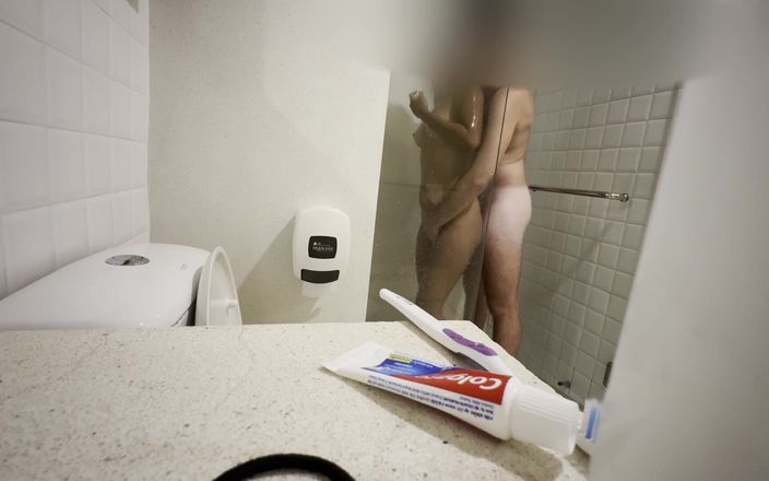 Pacho fox: Atrapar a mi hermanastra tocándose en la ducha y dejarme...