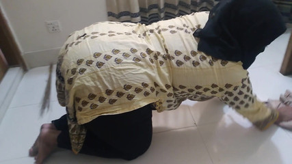 Aria Mia: Minha madrasta ficou presa debaixo da cama então eu a...