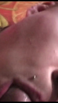 Milf tedesca bionda con la bocca desiderosa di succhiare appassionatamente il cazzo per bere il suo sperma caldo mentre viene filmata in pov