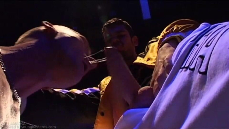 Young Bastards: Peto Coast fickt Basti Winkler - live auf der Bühne