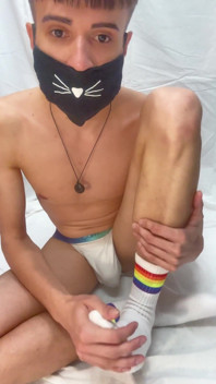 Kitty Femboy Pokazuje stopy i tyłek