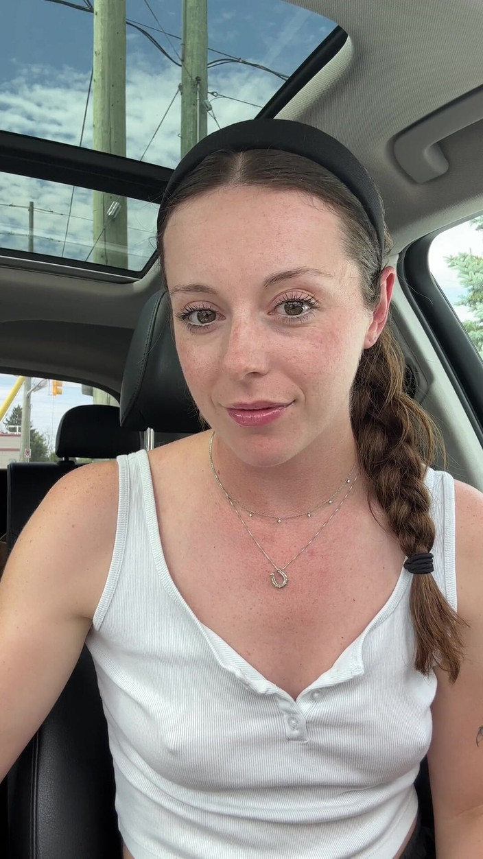 Nadia Foxx: Wypróbowując uroczy nowy wibrator na zajętym parkingu!