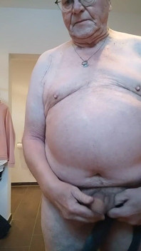 Je joue avec ma bite avant et après la douche
