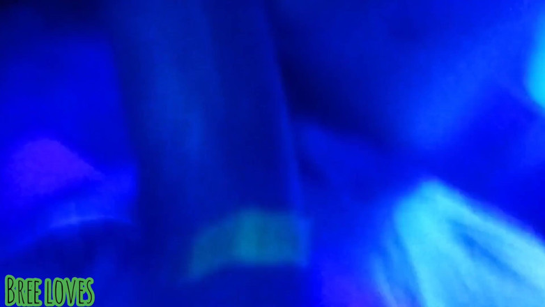 Bree Loves: Slet met neon lippen ontkent sperma in de mond