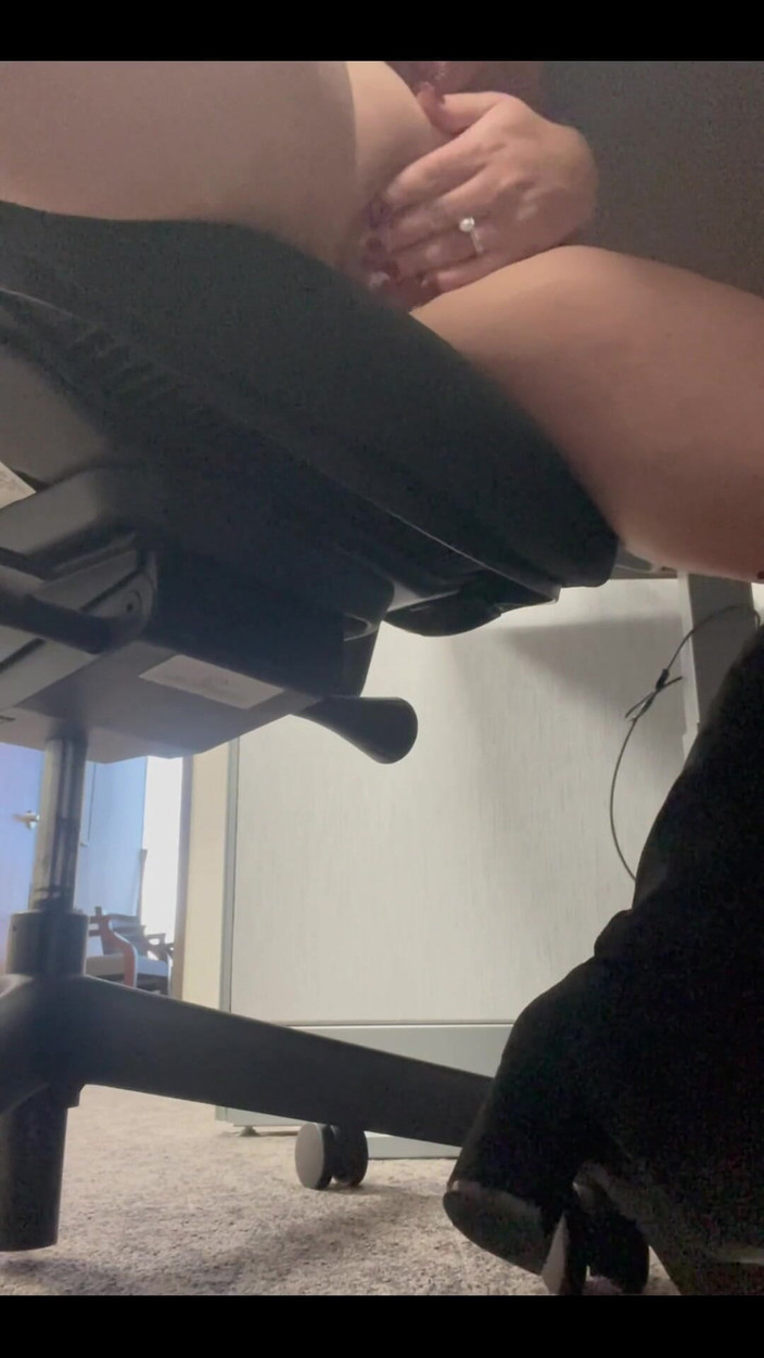 Josie Jaxxon: Masturbuje v kanceláři