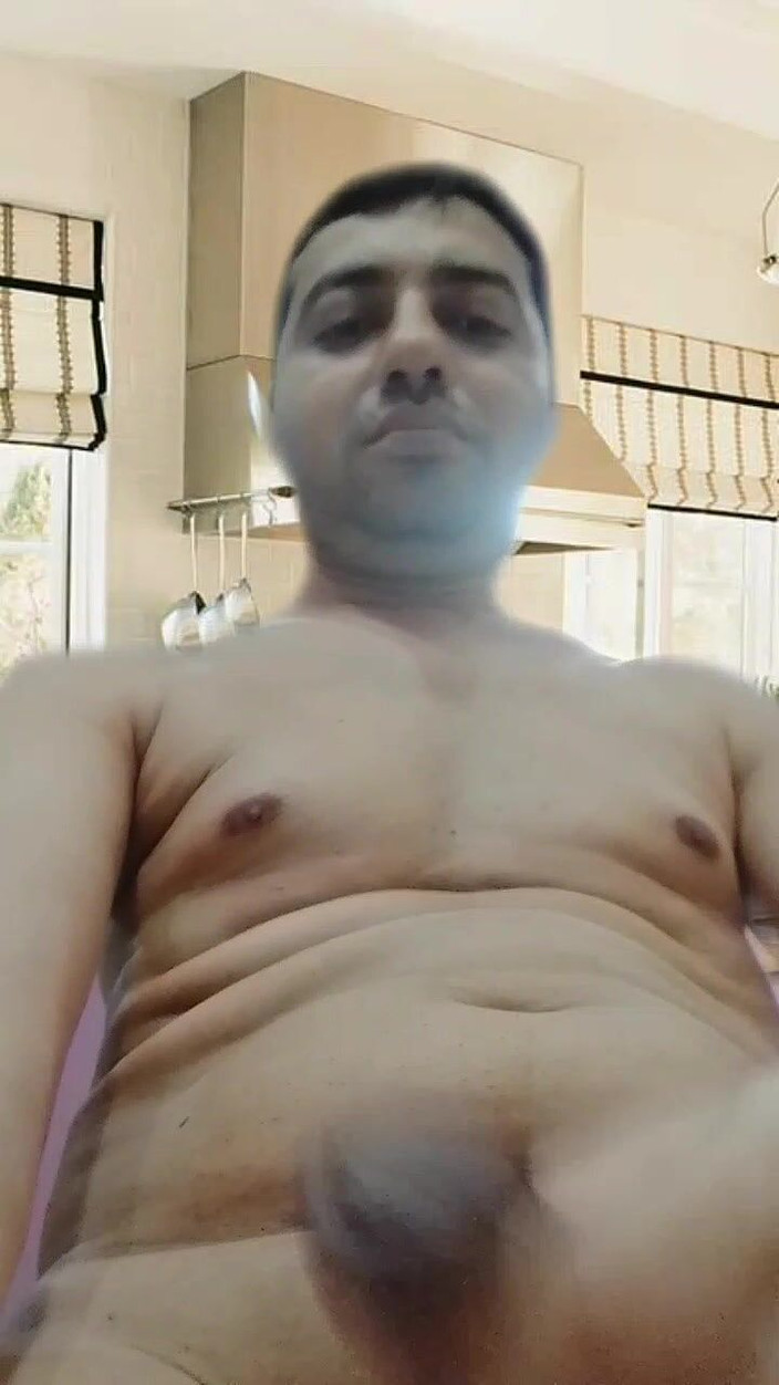 Cute & Nude Crossdresser: AR卷轴虚拟厨房里的裸体男孩。