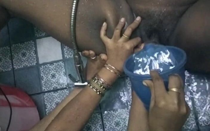 Benita sweety: Lesbian mandi bersih-bersih memek panas dengan air keran