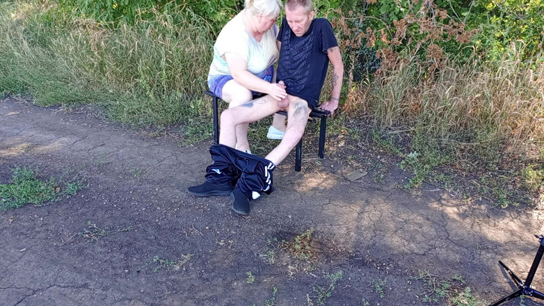 Zona901: Мачеха сосет мой хуй в парке на скамейке, пока я не кончу