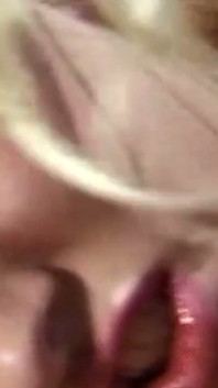 Blonde college-cheerleader milf neemt diepe anale creampie