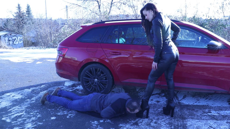 Czech Soles - foot fetish content: Otrok uklízí boty na veřejnosti a vydělává svůj plat