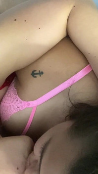 Những nụ hôn đồng tính nữ đam mê và yêu thương