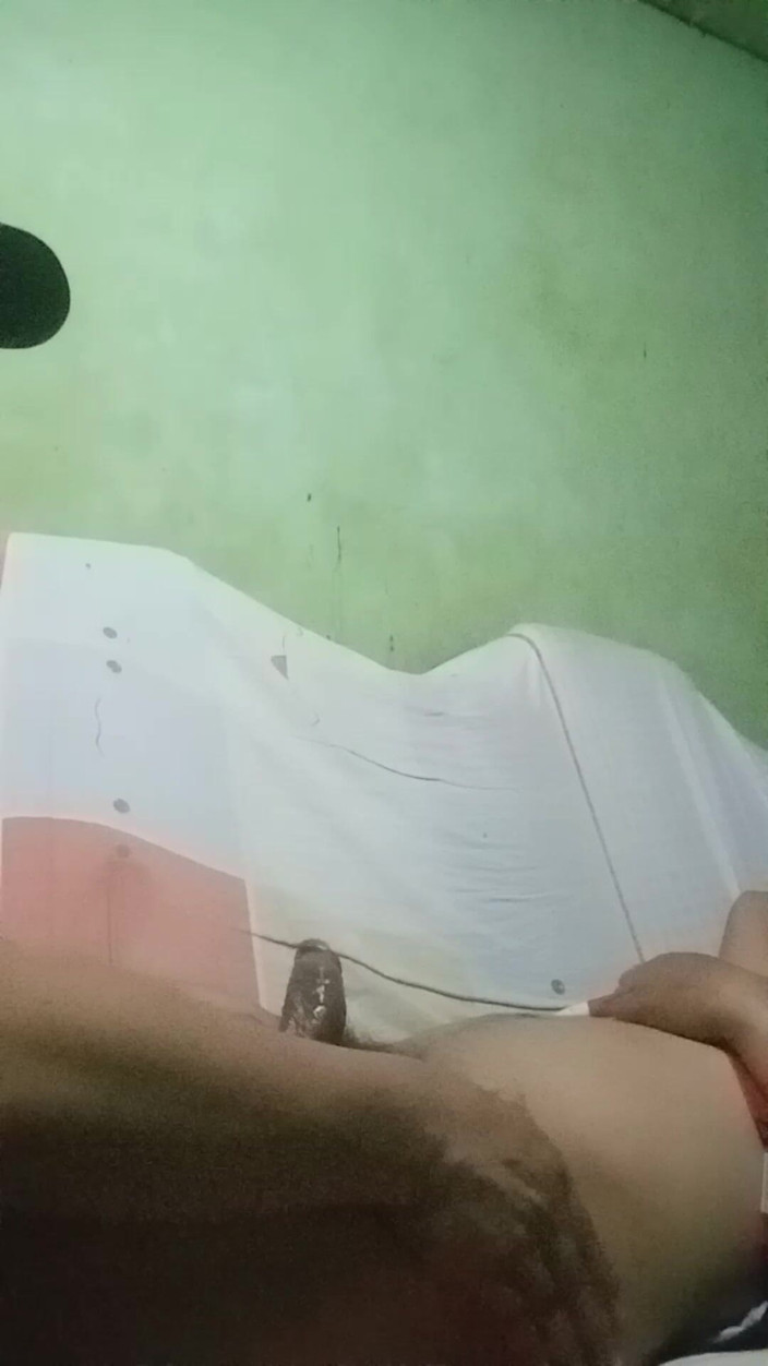 Talahib23: Le gros pénis d’un jeune homme travaillant à la ferme