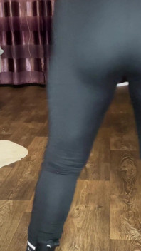 Saya Menunjukkan Rajah Cantik Dalam Bingkap Hitam Dan But Hitam /