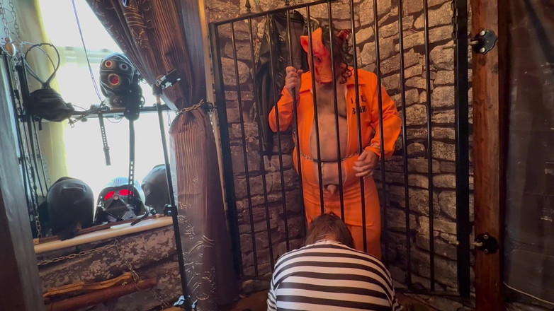 Aaexperiencesltd: Sr. Swine Cock faz uma reclusa chupar seu pau!