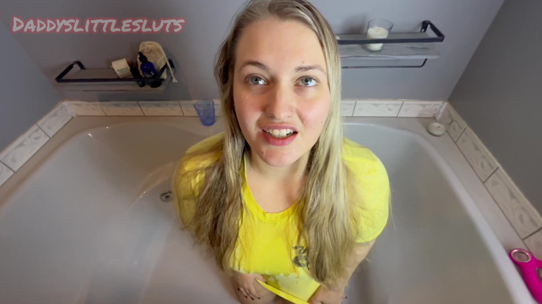 DaddysLittleSluts: Táta mě sprchuje v čůrání: )