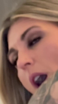 Milfy bionda e bruna giocano con uno strap on