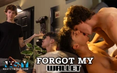 Cüzdanımı unuttum - oda arkadaşı cüzdanını unutuyor ve büyük bir yarak bulmak için geri geliyor