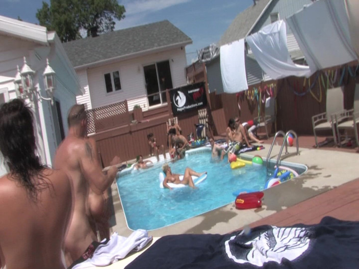 Gangbang team: Un cuplu se fute lângă piscină în timp ce toți ceilalți...
