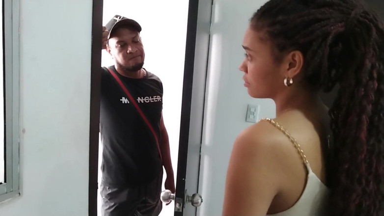 Frankheska: Jag betalar av min styvfars skuld genom att knulla skuldkassan