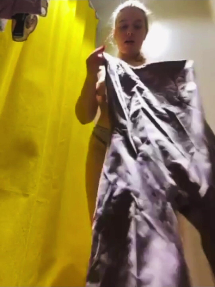 JuiceLussie: Veřejná masturbace v šatně