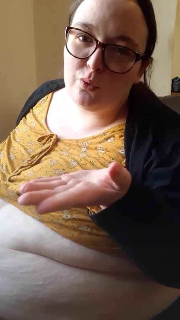SSBBWLadyBrads: Grandota comiendo pastel con vientre