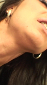 La puttana sexy Tera joy si strofina la figa arrapata sul divano