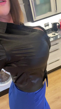 Grote borsten grote beha satijnen blouse te strak