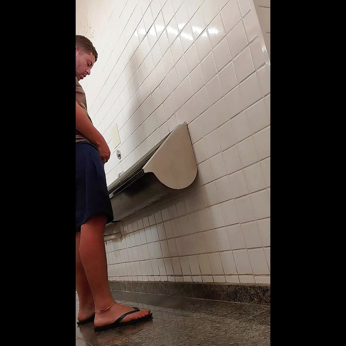 Marcosninfo: 我去了一个城市，在公共厕所里脱光了衣服。