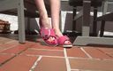 Lady Victoria Valente: Zabawa butami, ruchanie u stóp, pomarszczone podeszwy na tarasie w...