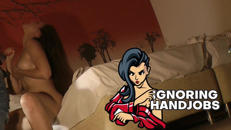 Ignoring Handjobs: L'insegnante di fitness con grandi tette naturali fa una sega...