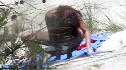 Sextermedia by Pete: 红发美女在沙滩上用假阳具抽插阴户