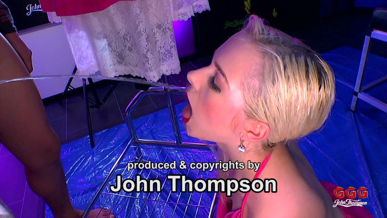 GGG John Thompson: Ariella, blonde sexy, aime le plaisir de pisser est au-delà...