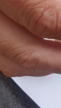 ฉันกำลังขัดเท้าและเล็บมือเป็นสีชมพู