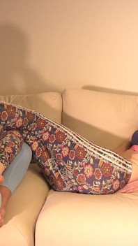 Sarışın orta yaşlı seksi kadın ve ateşli esmer genç kız birbirlerinin ayaklarını yalıyor