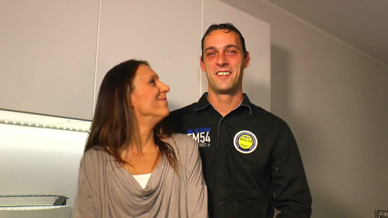 German amateur - 100% German hardcore videos: Une brune mince se fait baiser dans une action échangiste