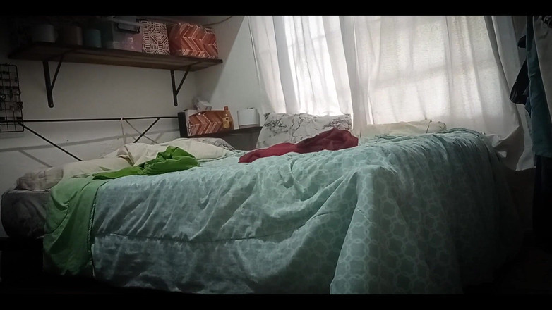 Karmicoxv: Eu escondi o celular no meu quarto, ela é muito gostosa...