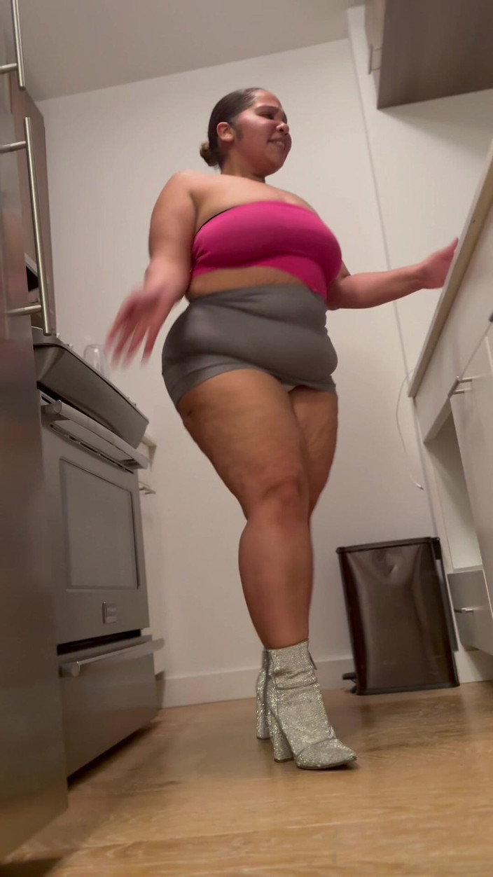 PutiLing: Godaan kaki - sepatu hak tinggi - rok mini - mami puerto rican -...