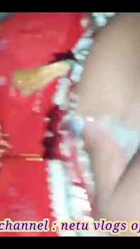 Het sexig desi -flicka visar sin röv medan hon dansar