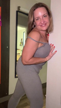 MiLF beccata a pisciare attraverso pantaloni yoga leggeri