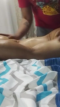 Massagem com óleo se torna sexual depois de ver a bunda da prostituta madura