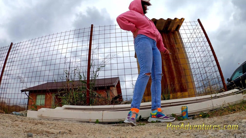 Pee Adventures: Đi tiểu xuyên qua quần jean của cô ấy ngoài trời
