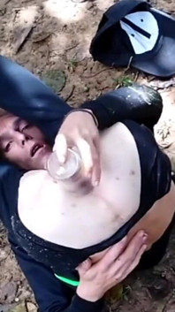 ゲイの男の子は彼のお尻に水を噴出