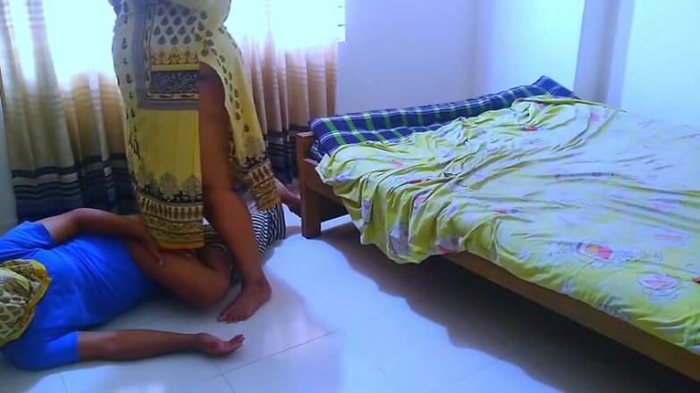 Aria Mia: アラビアのホットな女性が、ヒンドゥー教のメイドの男性が彼女の部屋を掃除している間にセックスした - カウガールが仕事中の男の大きなペニスに乗っている