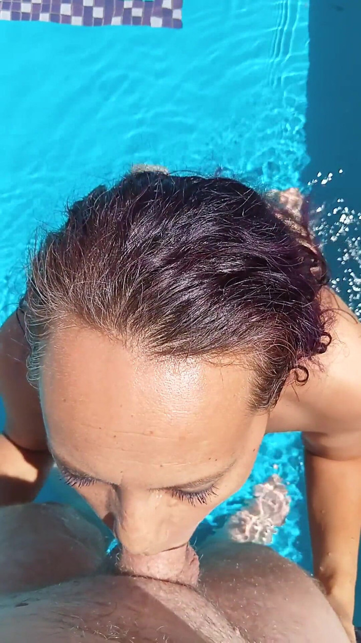 Exotic Tracy: Succhiare cazzo all'aperto in piscina