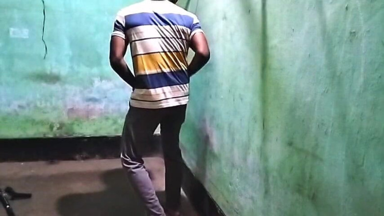 Desi Tits: Twink boy masterbating muskularne ciało