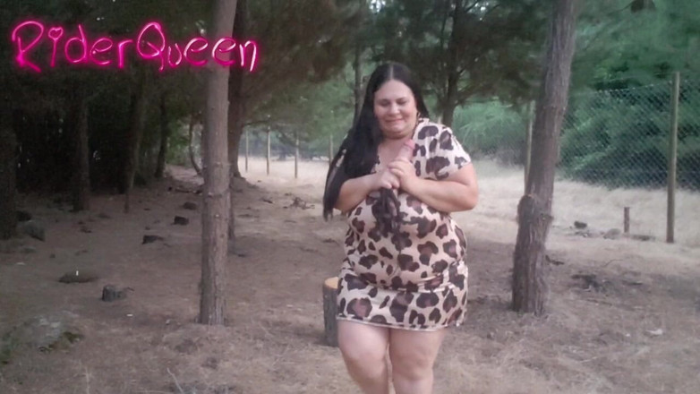 Riderqueen BBW Step Mom Latina Ebony: Une belle-mère sexy en plein air dans les bois qui...