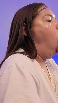 Marathon von Ohrfeigen macht mein gesicht rot, während dieses verrückte mädchen tiefe kehlen macht