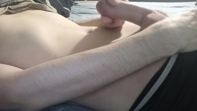 Pasha: Man ligt op het bed en trekt zijn